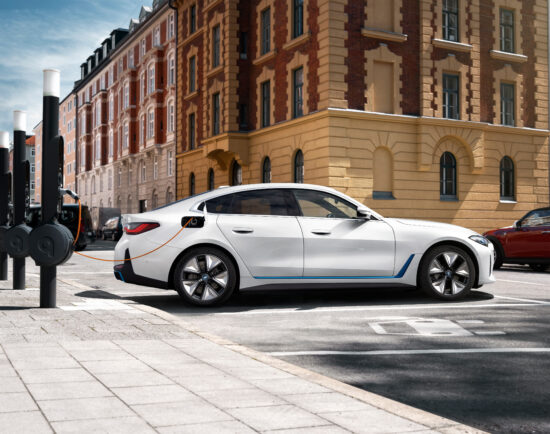 P90423607_highRes_the-bmw-i4-edrive40-